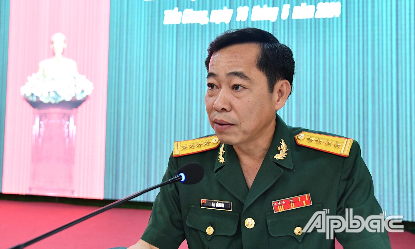 Đại tá Mai Văn Hòa, Tỉnh ủy viên, Phó Bí thư Thường trực Đảng ủy Quân sự, Chính ủy Bộ CHQS tỉnh Tiền Giang phát biểu chỉ đạo tại Lễ trao quân hàm sĩ quan.