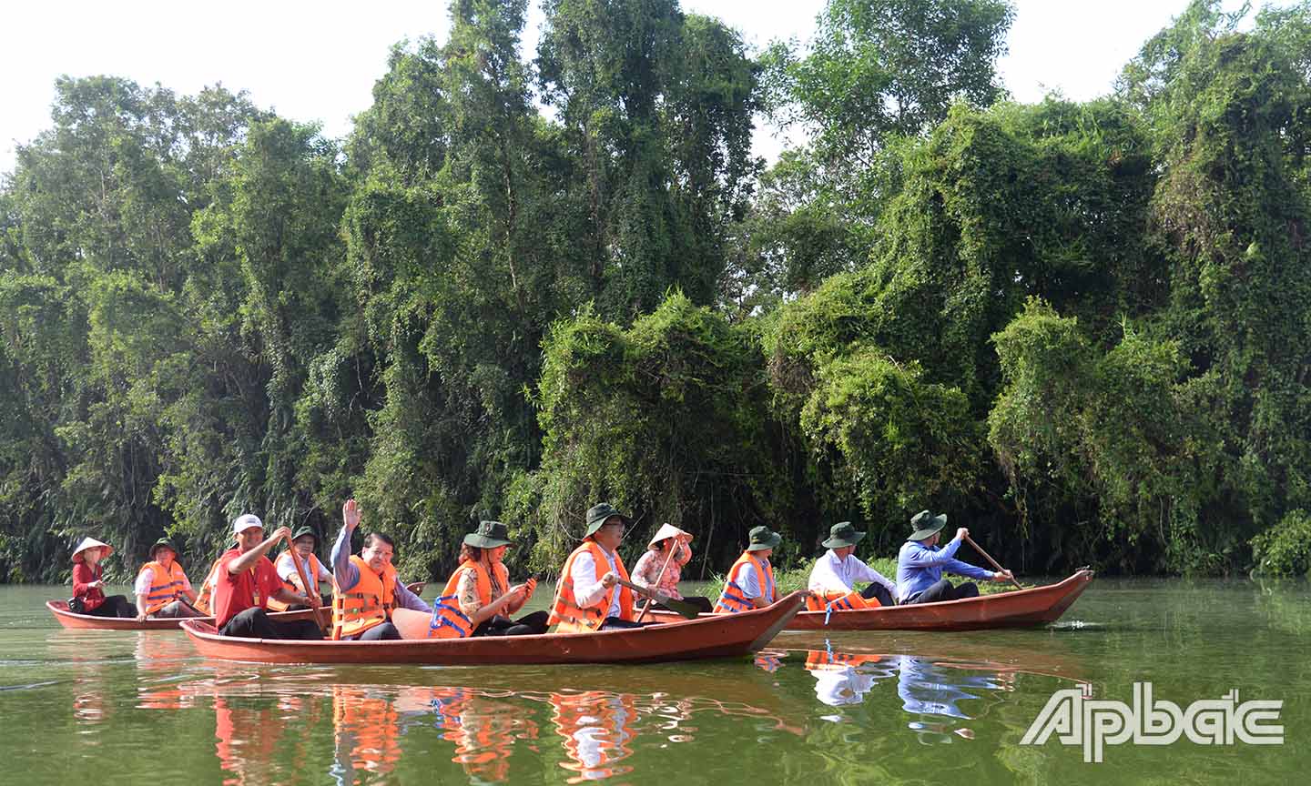 Di[j này, các đại biểu đã khảo sát vùng lõi Khu Bảo tồn sinh thái Đồng Tháp Mười.