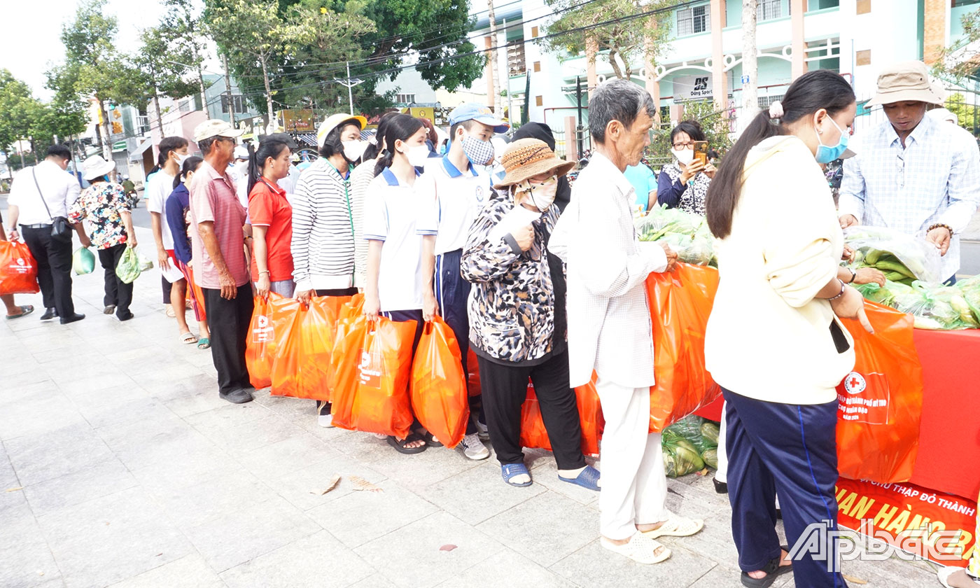 Người dân có hoàn cảnh khó khăn nhận quà hỗ trợ tại lễ phát động