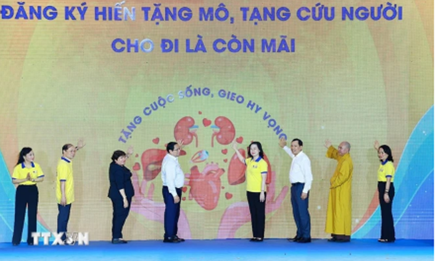 Thủ tướng Phạm Minh Chính và các đại biểu phát động Chương trình Đăng ký hiến tặng mô, tạng-Cho đi là còn mãi. (Ảnh: Dương Giang-TTXVN)