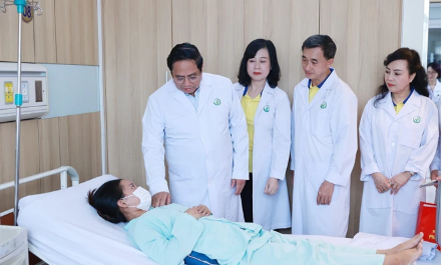 Thủ tướng Phạm Minh Chính thăm bệnh nhân được ghép tạng. (Ảnh: Dương Giang/TTXVN)