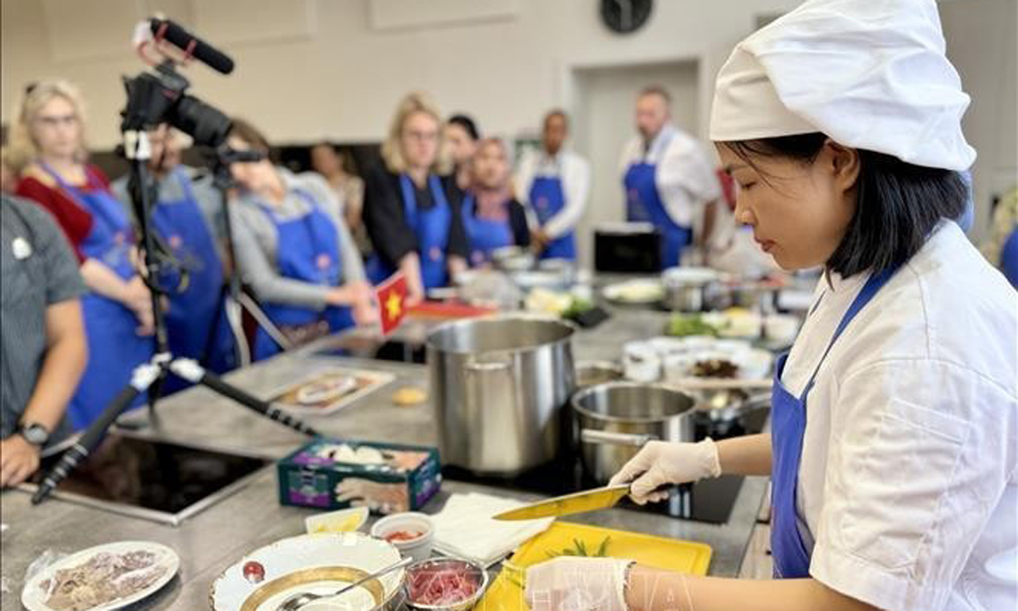 Vietnamese chefs show participants how to prepare, process, and enjoy Pho, and its meaning. (Photo: VNA).