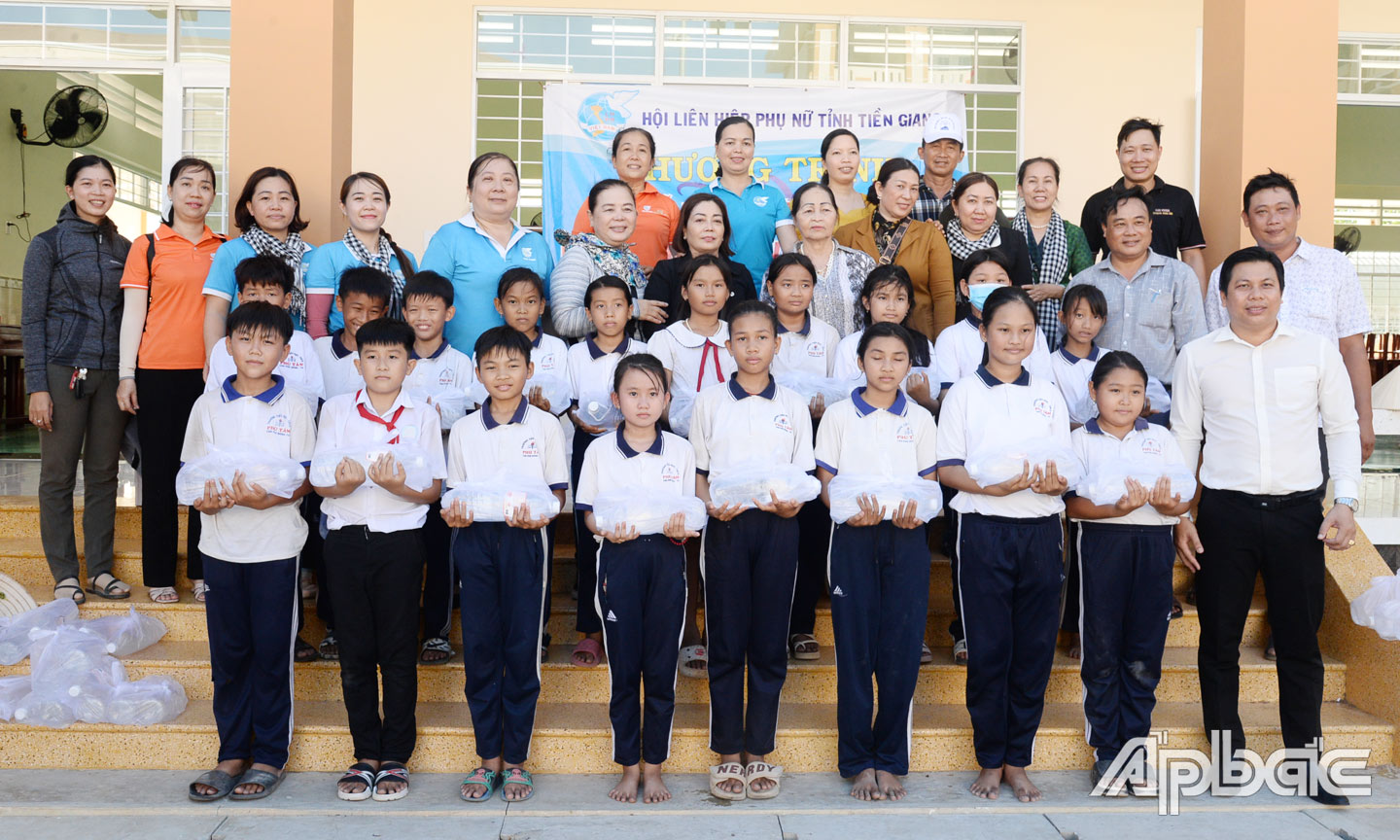 Chủ tịch Hội LHPN tỉnh Nguyễn Thị Kim Phượng trao nước uống cho học sinh vùng hạn, mặn.