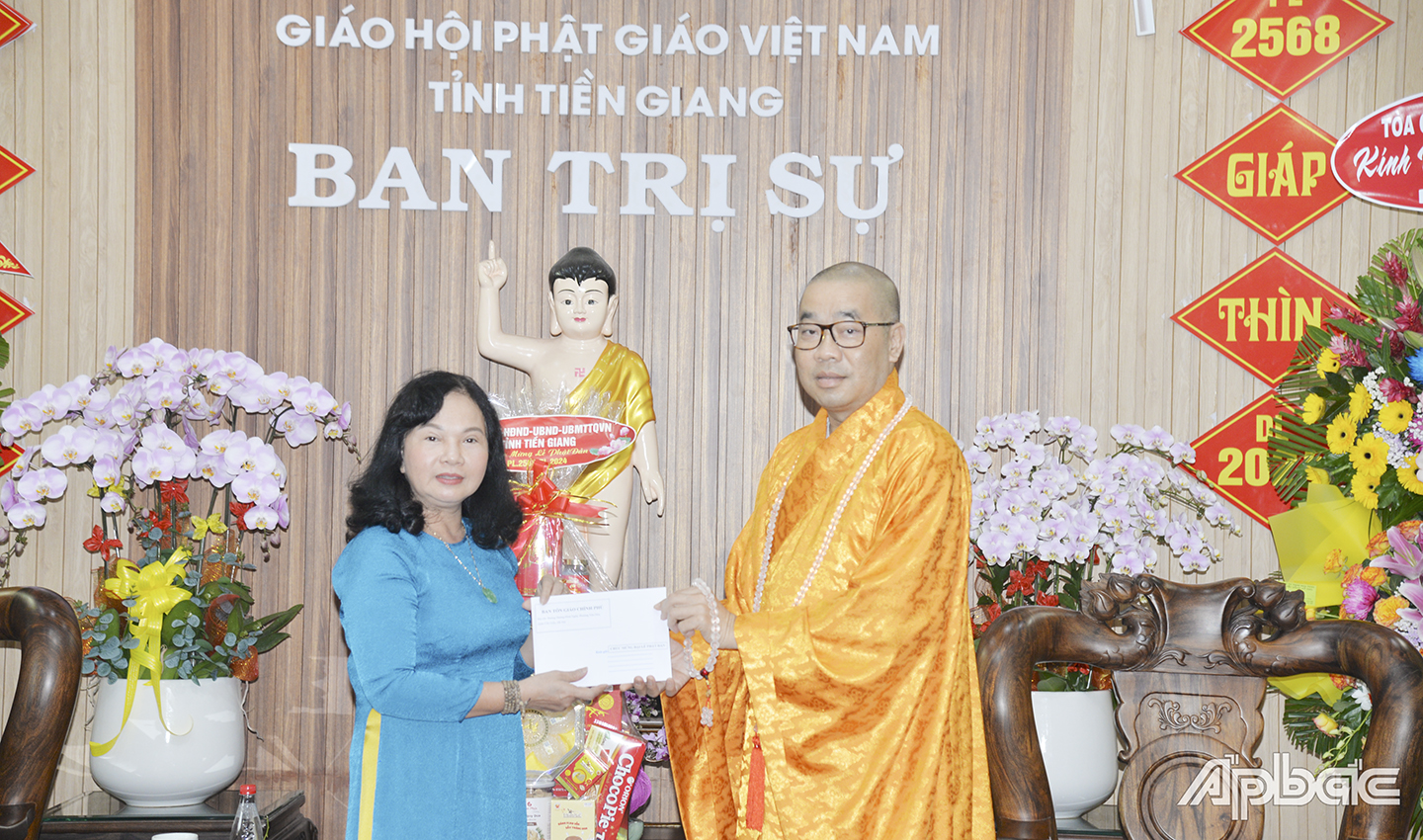 Thừa ủy quyền của Trưởng Ban Tôn giáo Chính phủ, bả Bùi Thị Mai, Trưởng Ban Tôn giáo tỉnh gửi lời chúc mừng Phật đản và quà đến Thượng tọa Thích Quảng Lộc, Ủy viên Hội đồng trị sự Trung ương Giáo hội Phật giáo Việt Nam, Trưởng Ban Trị sự Phật giáo tỉnh