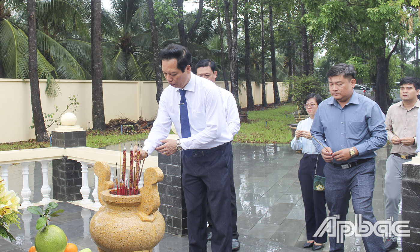 Lãnh đạo tỉnh Tiền Giang thắp hương tại Đền thờ và mộ Anh hùng dân tộc Thủ khoa Nguyễn Hữu Huân.