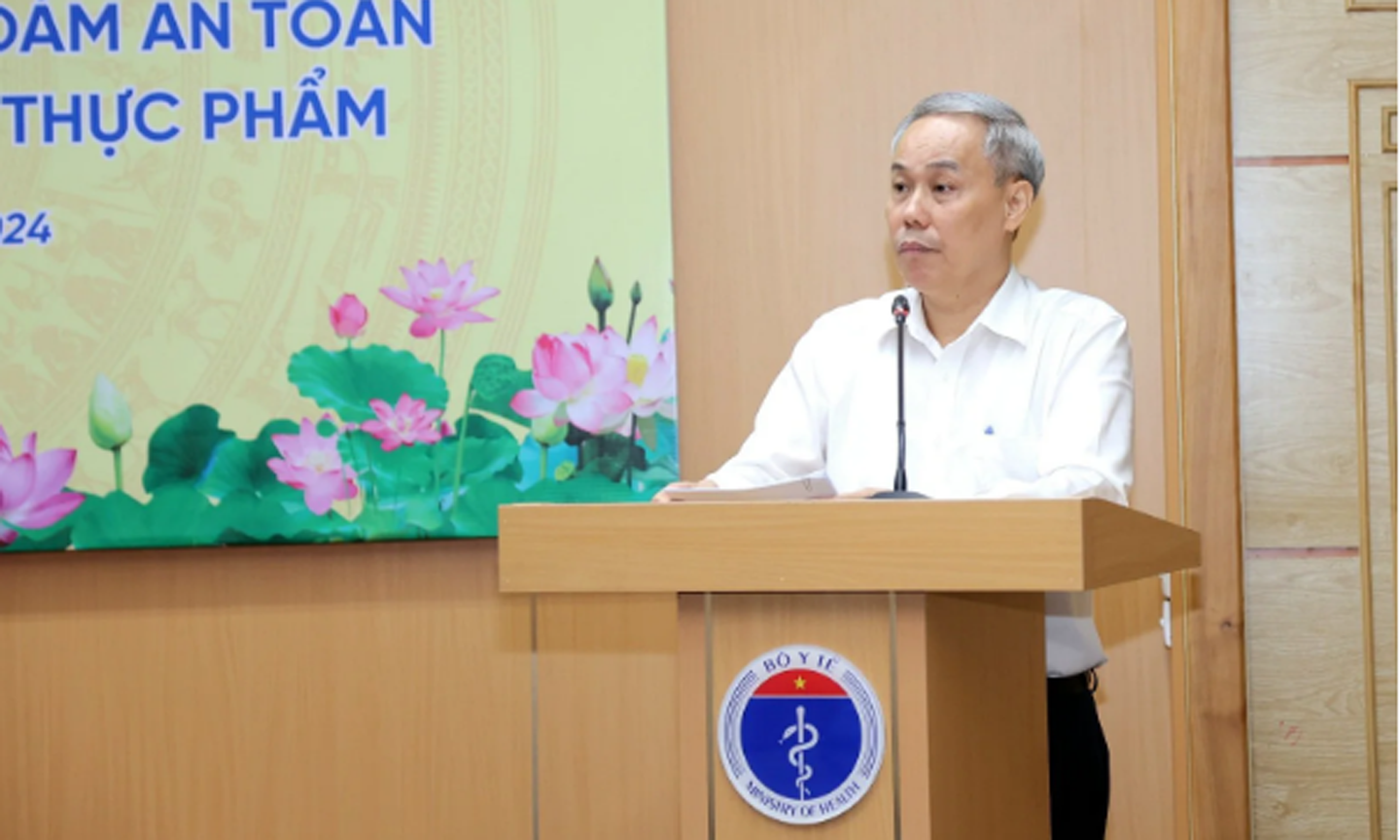 TS Nguyễn Hùng Long - Phó Cục trưởng Cục An toàn thực phẩm báo cáo tại hội nghị.