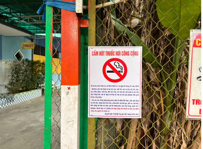 Treo biển báo cấm hút thuốc tại các địa điểm có quy định cấm hút thuốc theo quy định của Luật Phòng chống tác hại thuốc lá.