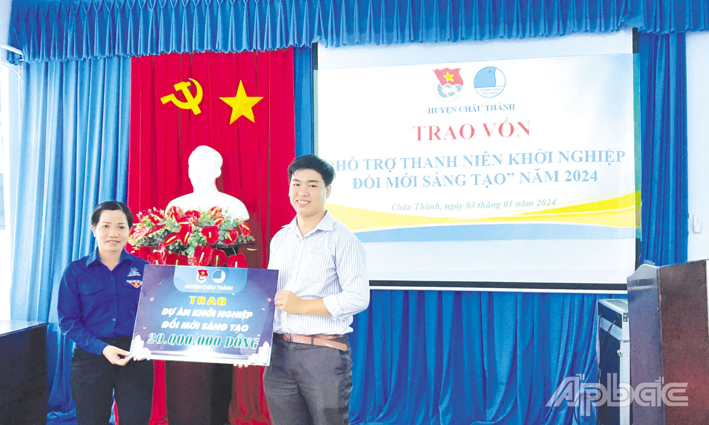Bí thư Huyện đoàn, Chủ tịch Hội LHTN huyện Nguyễn Thị Kim Tuyền trao vốn hỗ trợ khởi nghiệp cho TN.