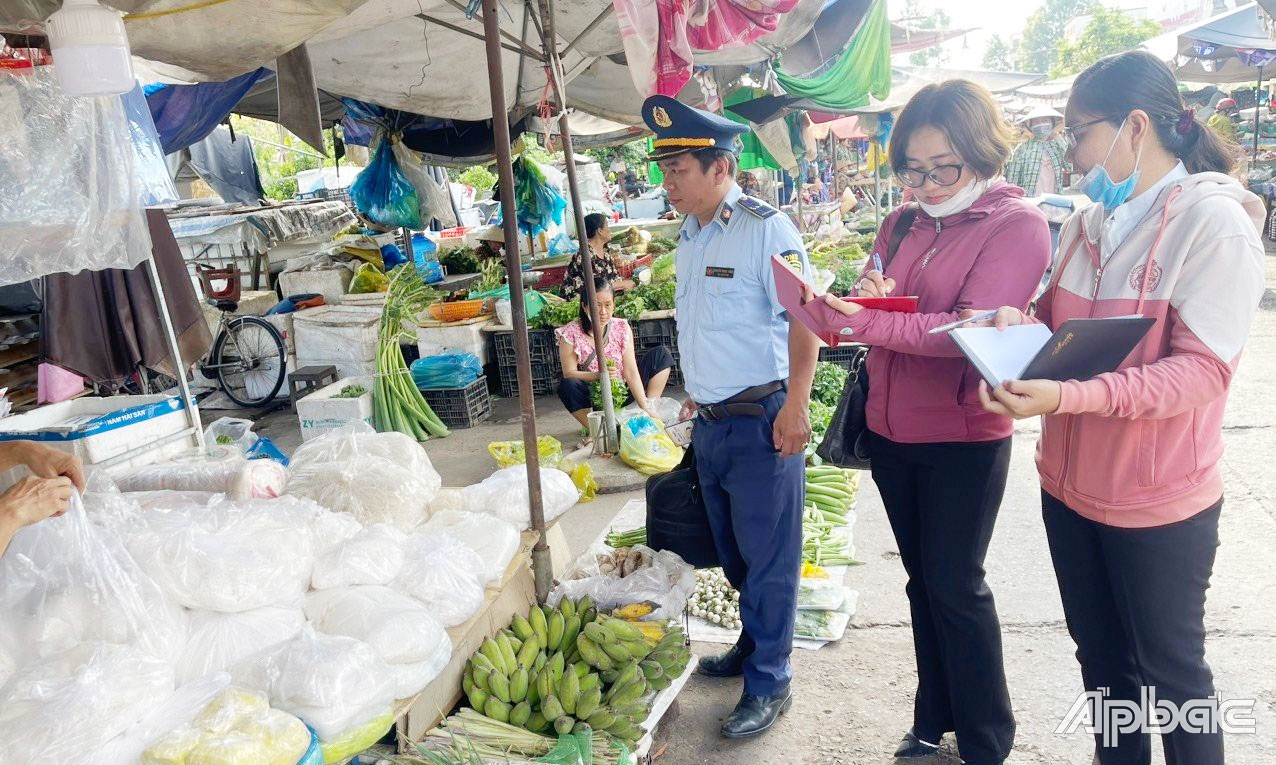 Lực lượng QLTT kiểm tra tại cơ sở kinh doanh thực phẩm.