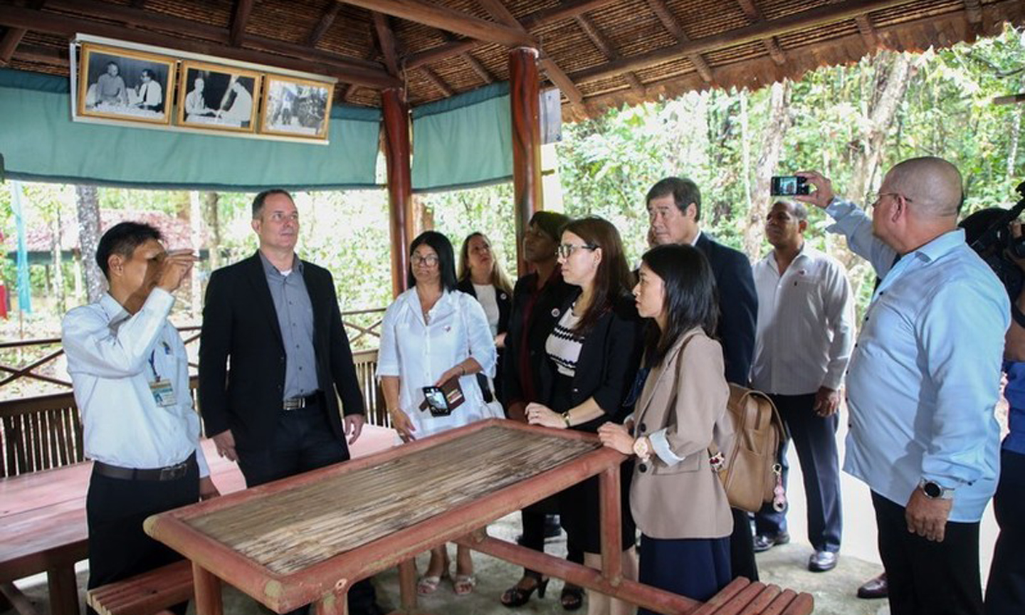 At the relic site of the former base of the Provisional Revolutionary Government of the Republic of South Vietnam (Photo: VNA)