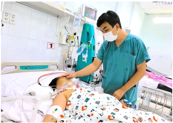 Bác sĩ Bệnh viện Nhi đồng 2 điều trị cho một bé trai mắc sốt xuất huyết.