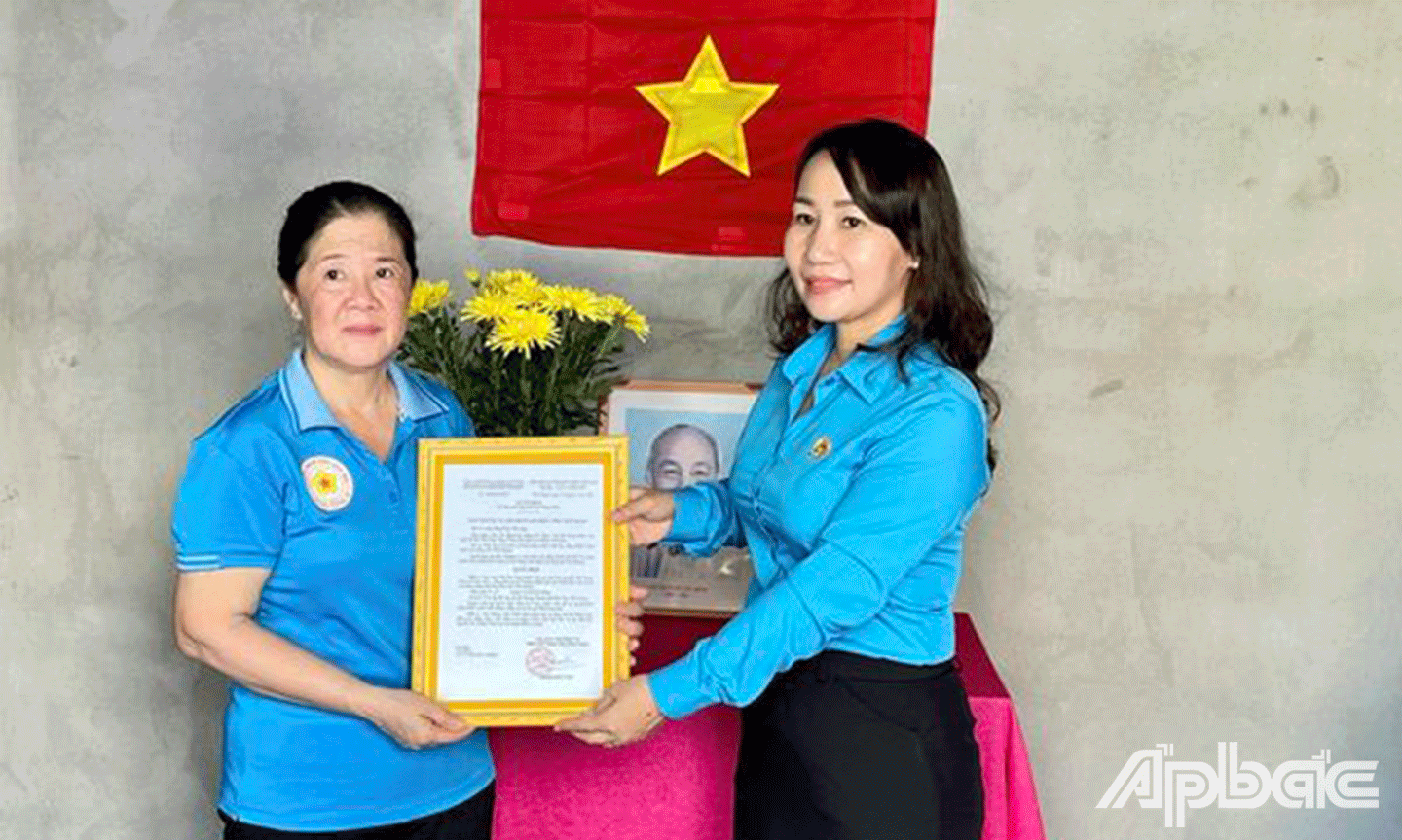 Phó Chủ tịch LĐLĐ tỉnh Tiền Giang Ngô Thị Thùy Trang trao Quyết định bàn giao nhà cho chị 