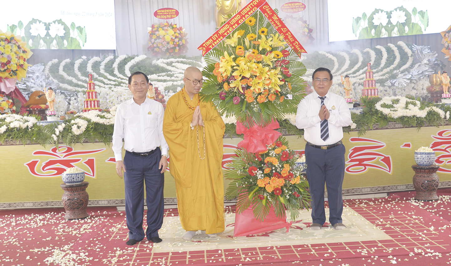 Đồng chí Võ Văn Bình, Phó Bí thư Thường trực Tỉnh ủy, Chủ tịch HĐND tỉnh Tiền Giang và đồng chí Nguyễn Văn Vĩnh, Phó Bí thư Tỉnh ủy, Chủ tịch UBND tỉnh Tiền Giang trao hoa chức mừng Phật đản Phậtt lịch 2568 đến Thượng tọa Thích Quảng Lộc, Trưởng Ban Trị sự Giáo hội Phật giáo tỉnh Tiền Giang