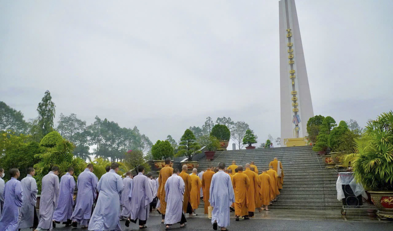 Trong tuần lễ Phật đản, đông đảo tăng, ni trong tỉnh đã đến nghĩa trang liệt sĩ tỉnh dâng hương tưởng nhớ các anh hùng, liệt sĩ đã vì quốc vong thân