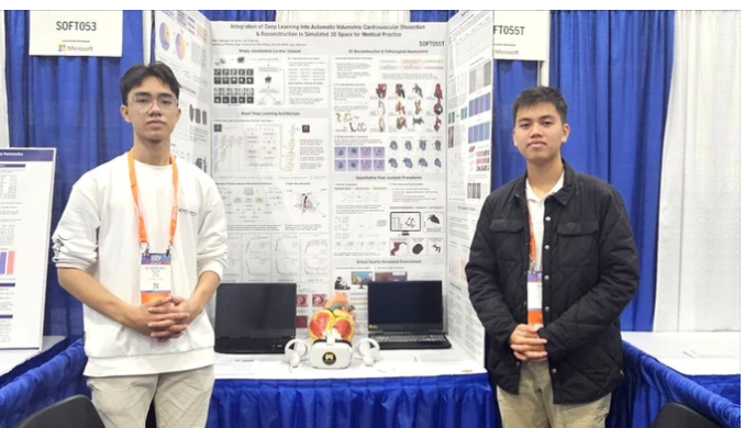 Em Nguyễn Lê Quốc Bảo và em Lê Tuấn Hy, học sinh lớp 12 Trường THPT Chuyên Lê Hồng Phong, TPHCM giành Giải Nhì Hội thi Khoa học kỹ thuật quốc tế 2024.