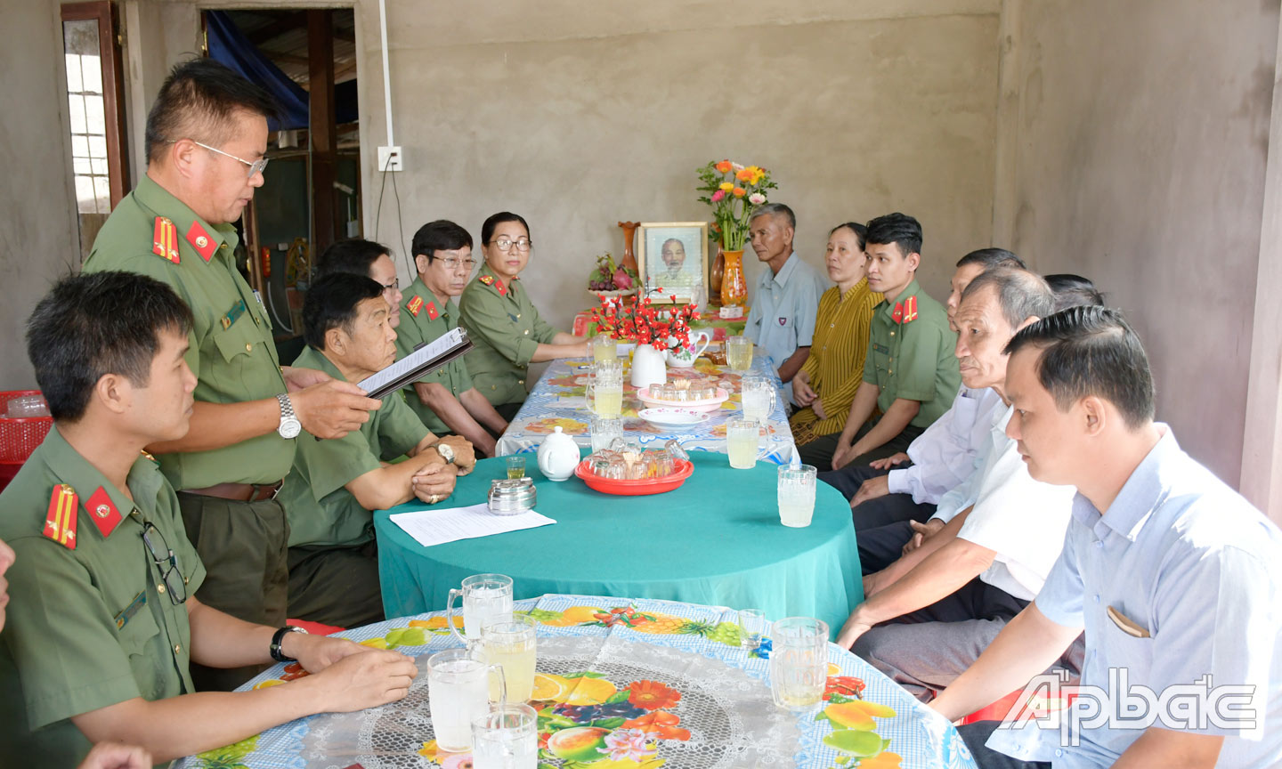 Quang cảnh lễ trao nhà “Nghĩa tình đồng đội” cho Trung úy Nguyễn Ngọc Mới.
