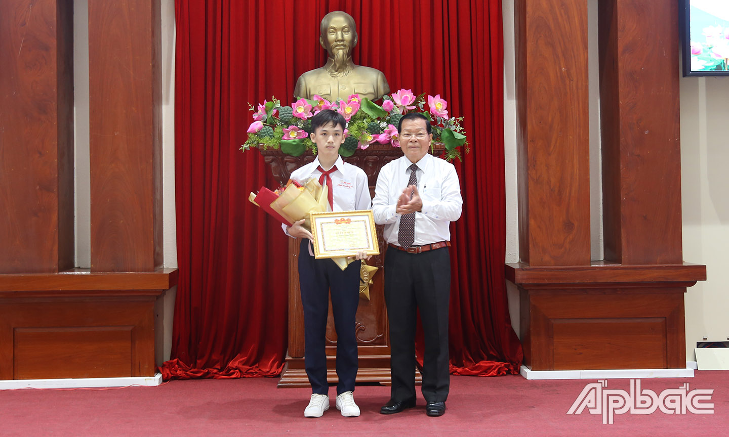 Chủ tịch Liên hiệp các Hội Khoa học và Kỹ thuật tỉnh Tiền Giang Nguyễn Văn Khang trao giải Nhất cho các tác giả