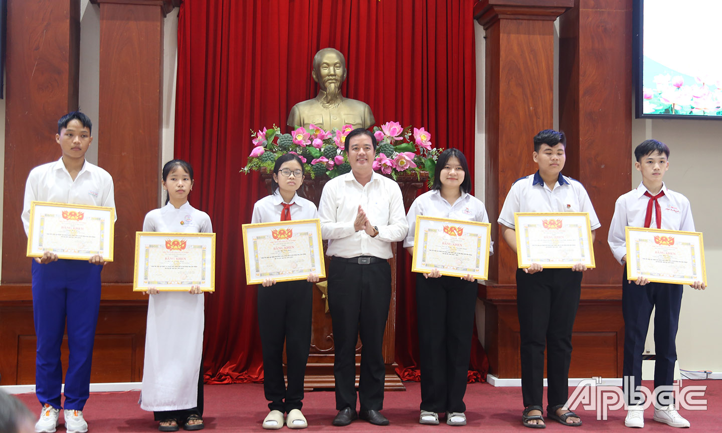 Trao bằng khen của Tỉnh đoàn.