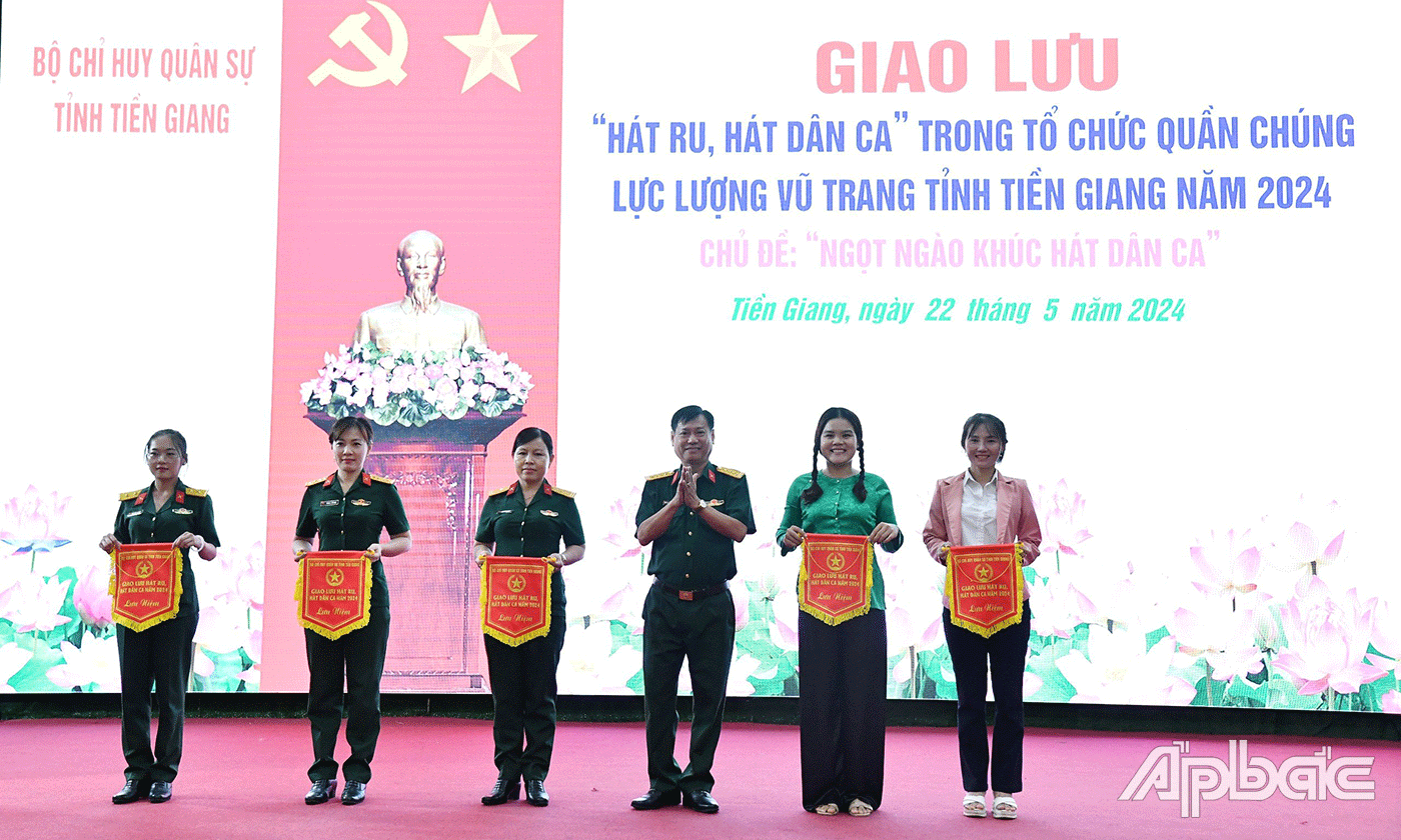 Đại tá Cao Văn Thảo, Phó Chính ủy Bộ CHQS tỉnh Tiền Giang tặng Cờ lưu niệm cho đội tham gia giao lưu.