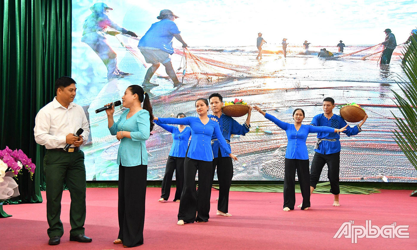 Tiết mục hát múa “Quê em Tiền Giang” của đơn vị Bộ CHQS tỉnh.