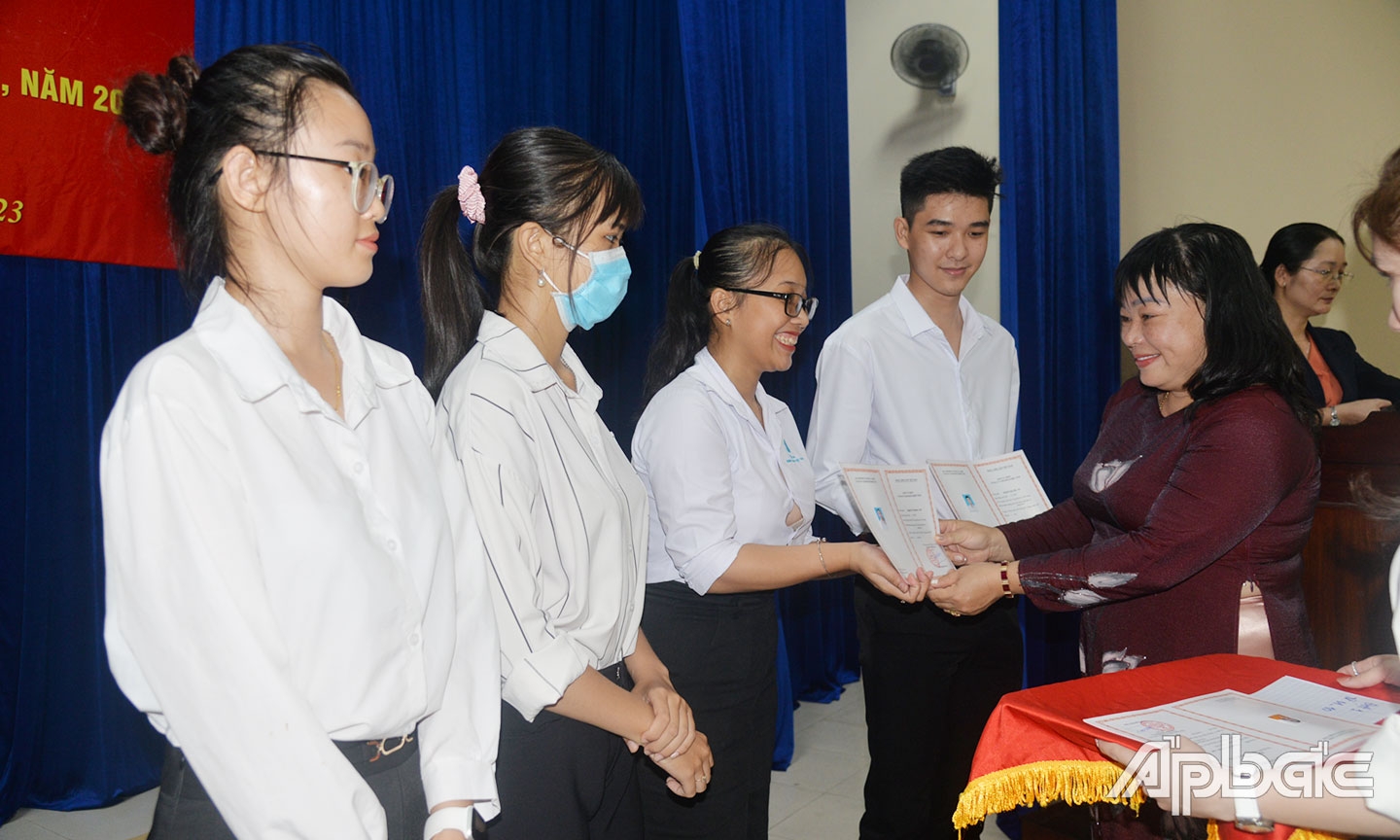 Đồng chí Thái Ngọc Bảo Trâm trao giấy chứng nhận cho các học viên là sinh viên Trường Đại học  Tiền Giang tham dự lớp bồi dưỡng nhận thức về Đảng.