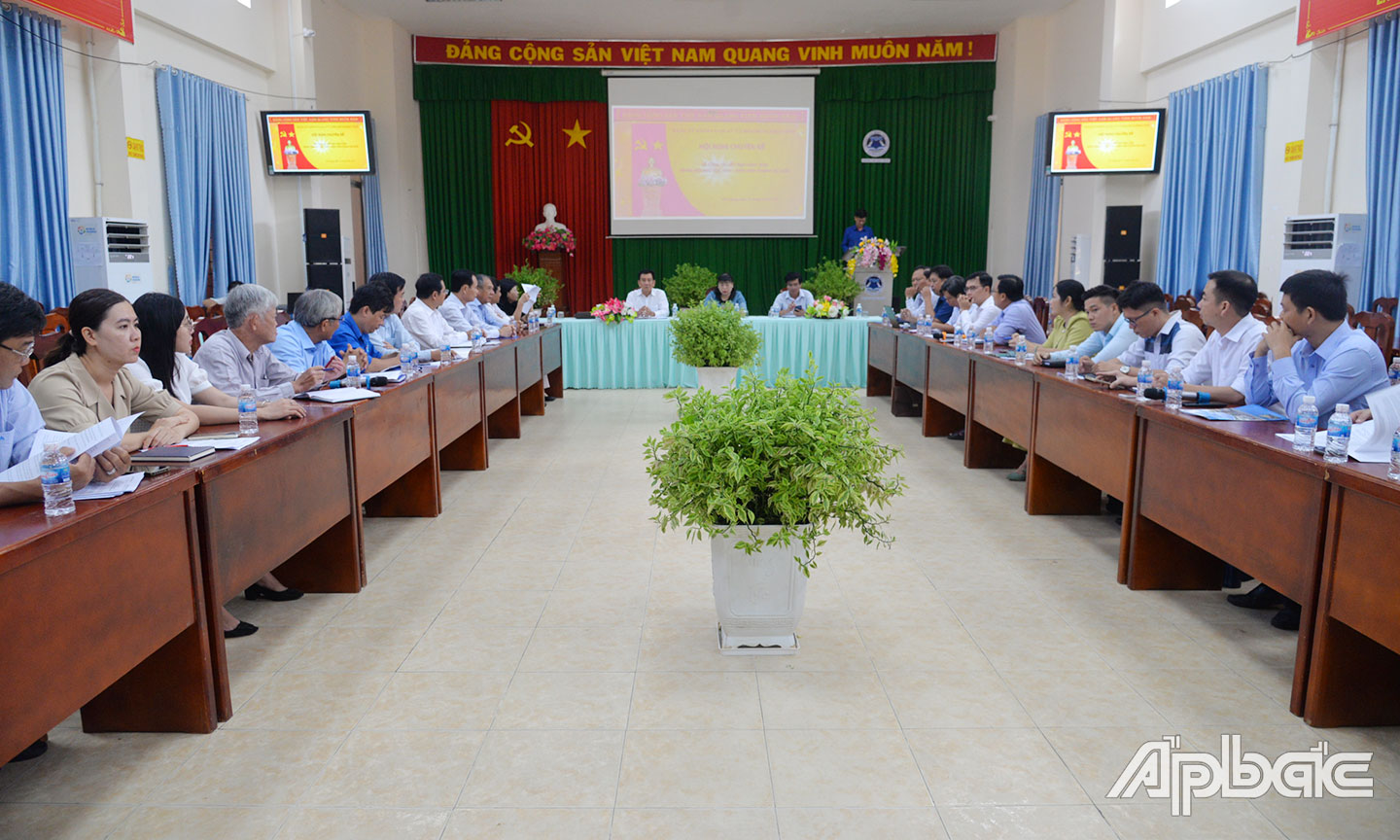 	Quang cảnh Hội nghị chuyên đề về công tác kết nạp đảng viên trong HS-SV do Ban Thường vụ Đảng ủy Khối Cơ quan và Doanh nghiệp tỉnh tổ chức vào ngày 16-5.