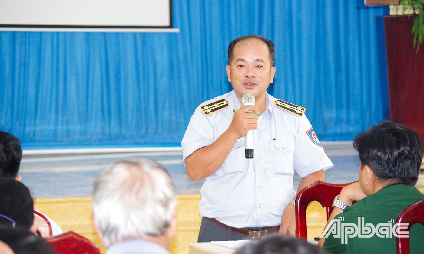 Đồng chí Nguyễn Tiến Diệt, Chi cục phó Chi cục Thủy sản Tiền Giang giải đáp thắc mắc cho ngư dân, chủ tàu, thuyền trưởng.