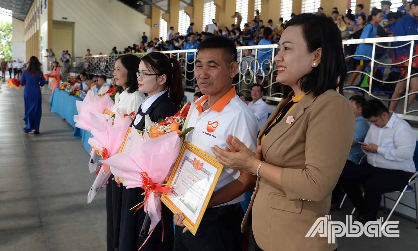 Phó Giám đốc Sở VH-TT&DL tỉnh Tiền Giang Nguyễn Thị Kim Chi (bìa phải) tặng hoa cảm ơn các đơn vị tài trợ.