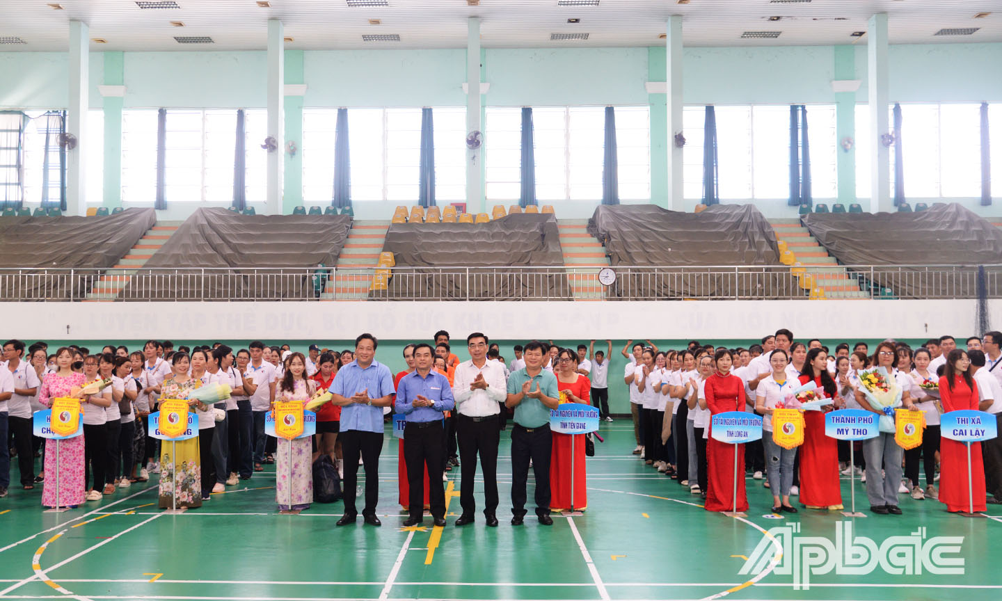 Lãnh đạo Sở TN&MT tỉnh Tiền Giang trao cờ lưu niệm cho các đội tham dự giải.
