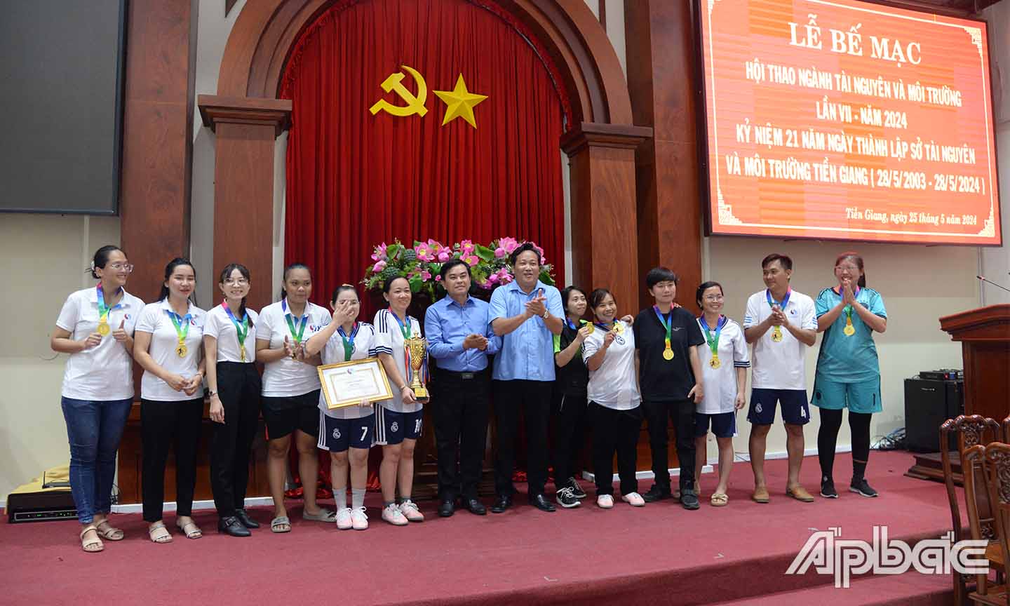 Ban Tổ chức giải trao thưởng cho các đội đoạt giải Nhất ở từng môn thi đấu.