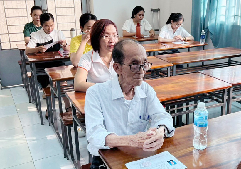 Ông Nguyễn Tấn Thành (87 tuổi, ngụ quận Ninh Kiều) trong buổi thi đánh giá năng lực ngoại ngữ đầu vào trình độ cao học sáng ngày 25/5. Ảnh: H.T