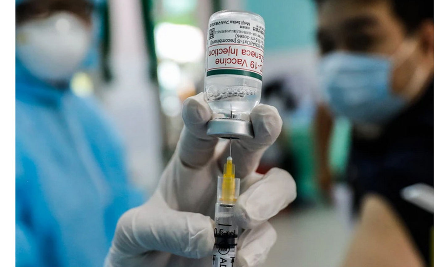 Tại Việt Nam, phần lớn người dân đã tiêm vaccine phòng Covid-19 của AstraZeneca từ một năm về trước. Ảnh: HỮU KHOA  Hướng dẫn mới nhất