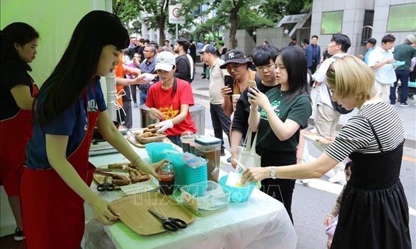 At the Vietnam’s food booth within the 2024 Seoul Friendship Festival. (Photo: VNA).