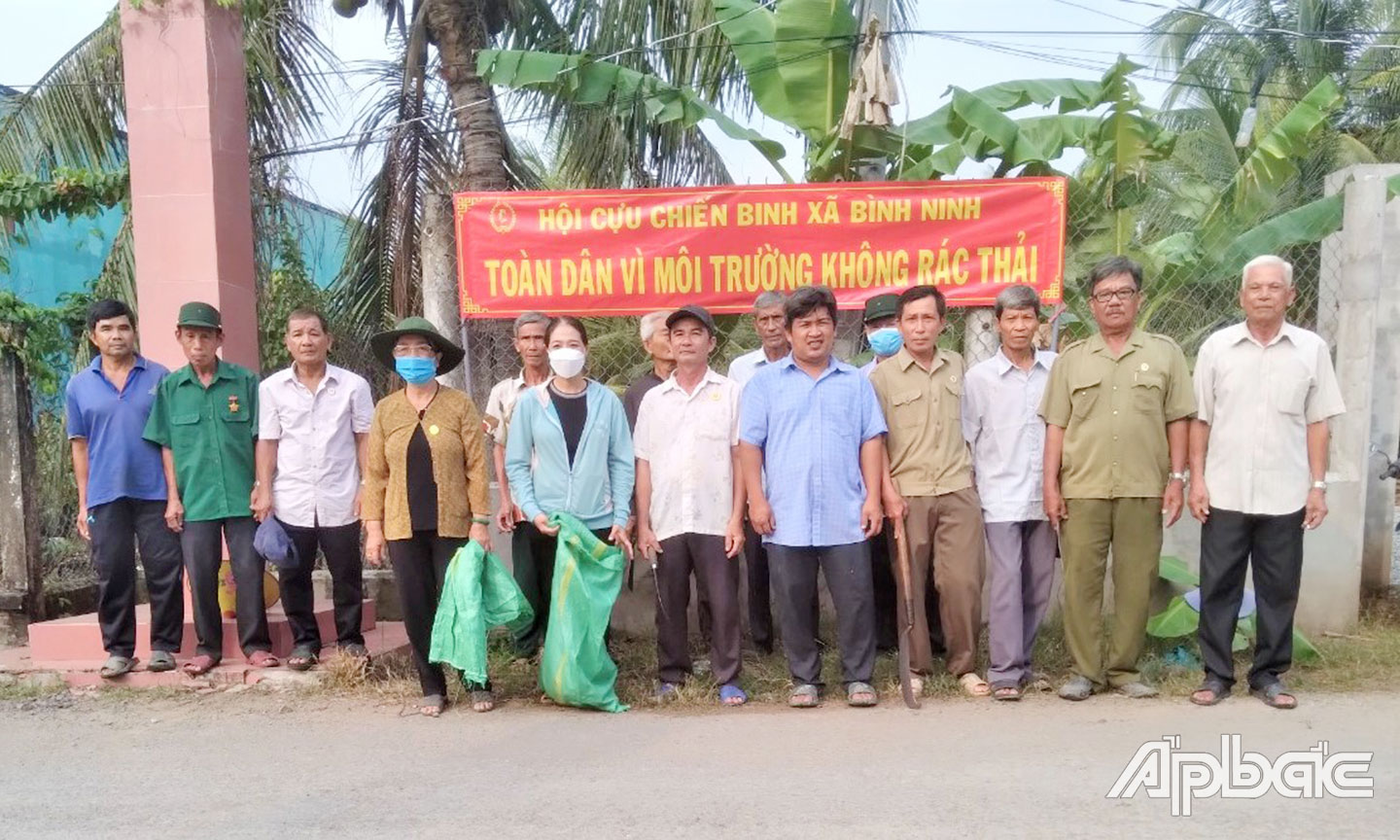 Hội CCB xã Bình Ninh thực hiện phong trào “Toàn dân vì môi trường không rác thải”.                                                     Ảnh: Hội CCB xã Bình Ninh cung cấp 