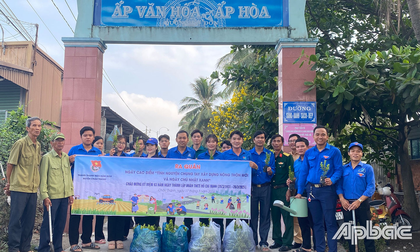 Đoàn viên, thanh niên huyện Châu Thành ra quân Ngày cao điểm “Tình nguyện chung tay xây dựng nông thôn mới và Ngày Chủ nhật xanh”. 