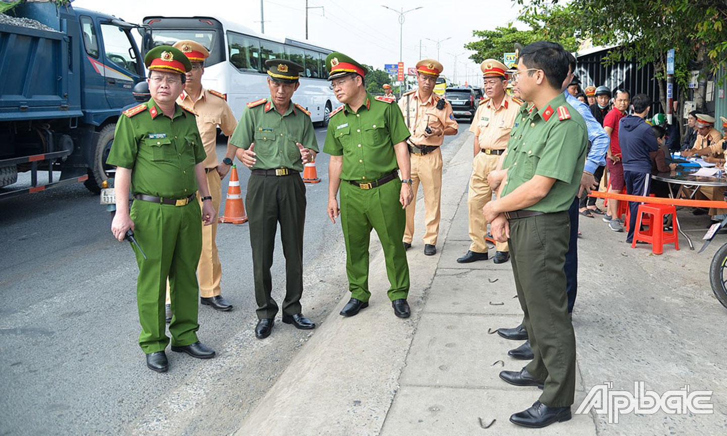 Trung tướng Nguyễn Văn Long, Thứ trưởng Bộ Công an kiểm tra công tác bảo đảm TTATGT trên tuyến Quốc lộ 1 (đoạn qua địa  bàn tỉnh Tiền Giang).