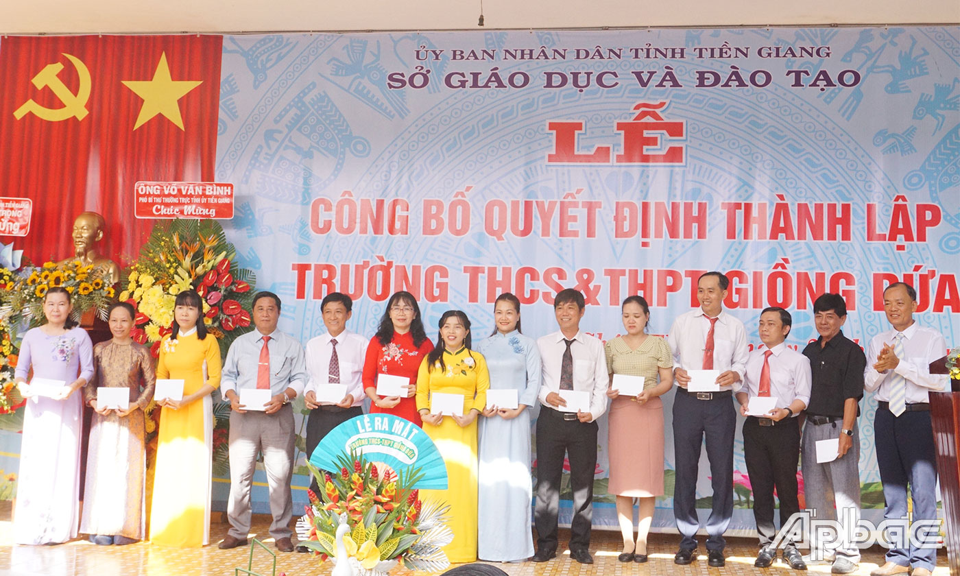 Lãnh đạo tỉnh cùng các đại biểu chụp ảnh lưu niệm