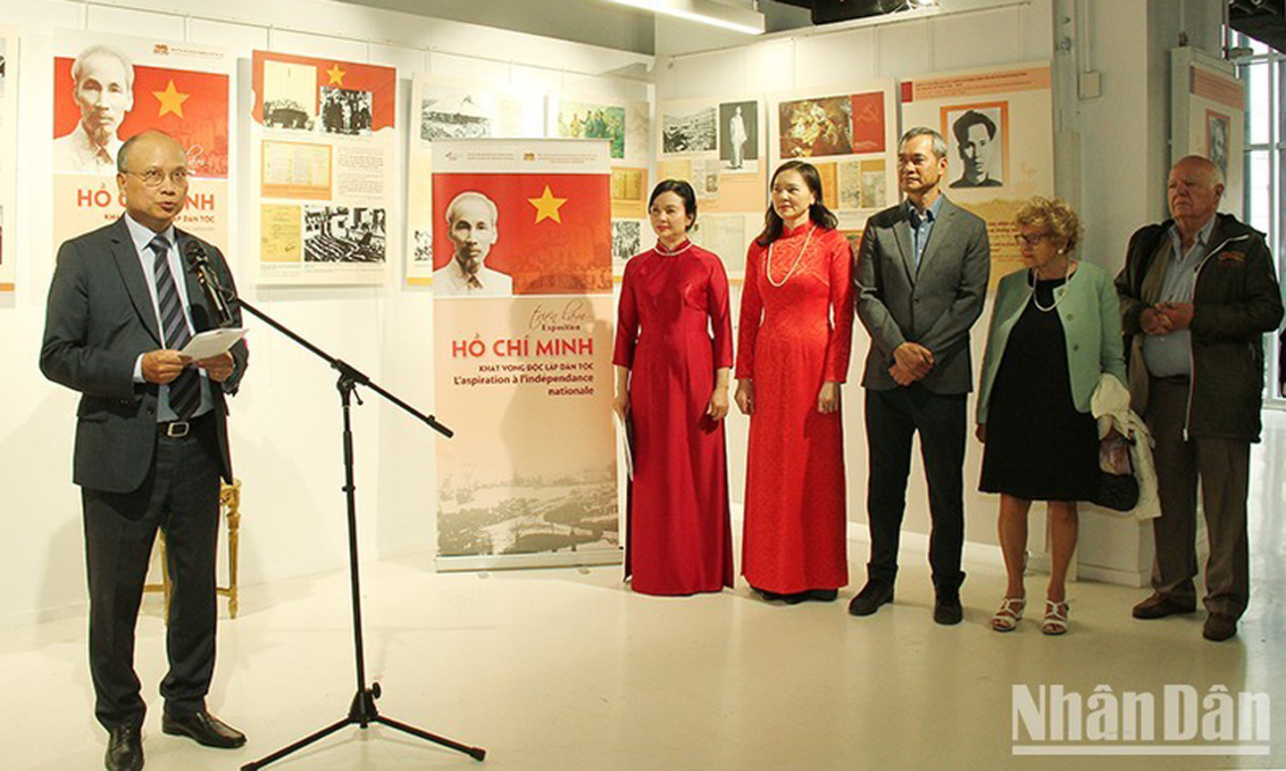 Vietnamese Ambassador to France Dinh Toan Thanh speaks at the exhibition. (Photo: NDO).