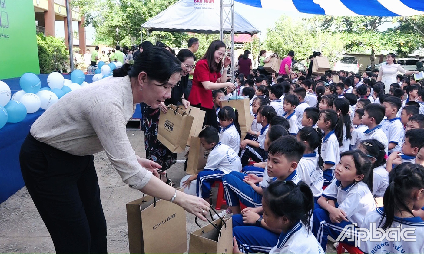 Tặng quà cho học sinh