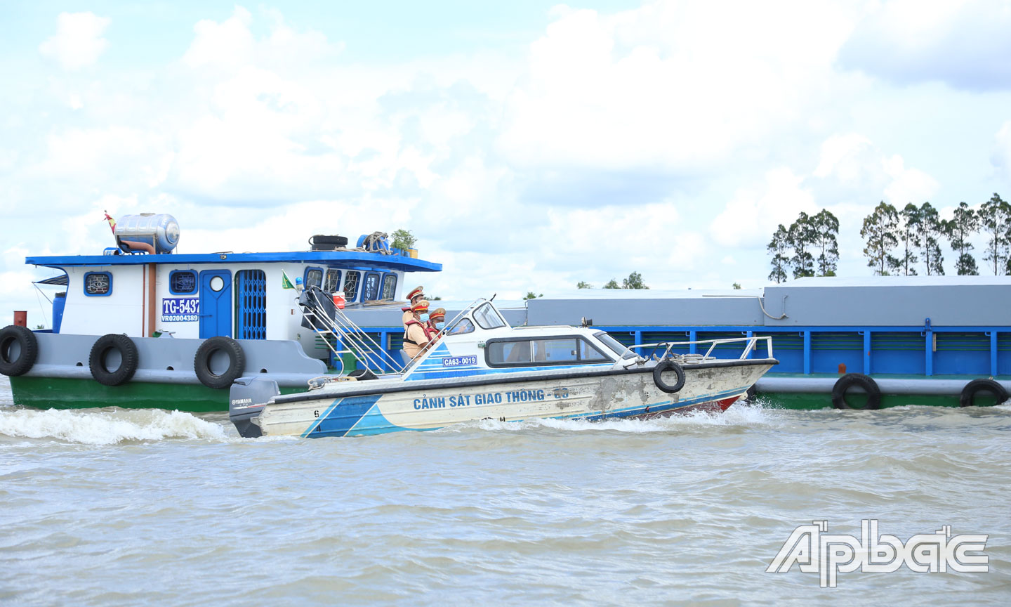 Các chiến sĩ Đội Cảnh sát đường thủy (Phòng CSGT - Công an Tiền Giang) kiểm tra trên sông Tiền.