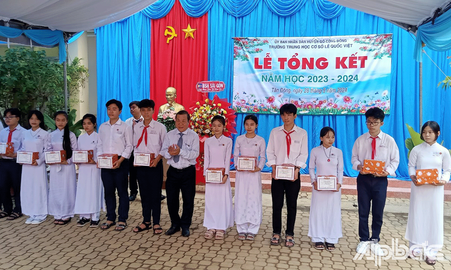 nhà trường đã khen thưởng cho 229 em học sinh đạt thành tích học sinh giỏi, xuất sắc  trong học tập