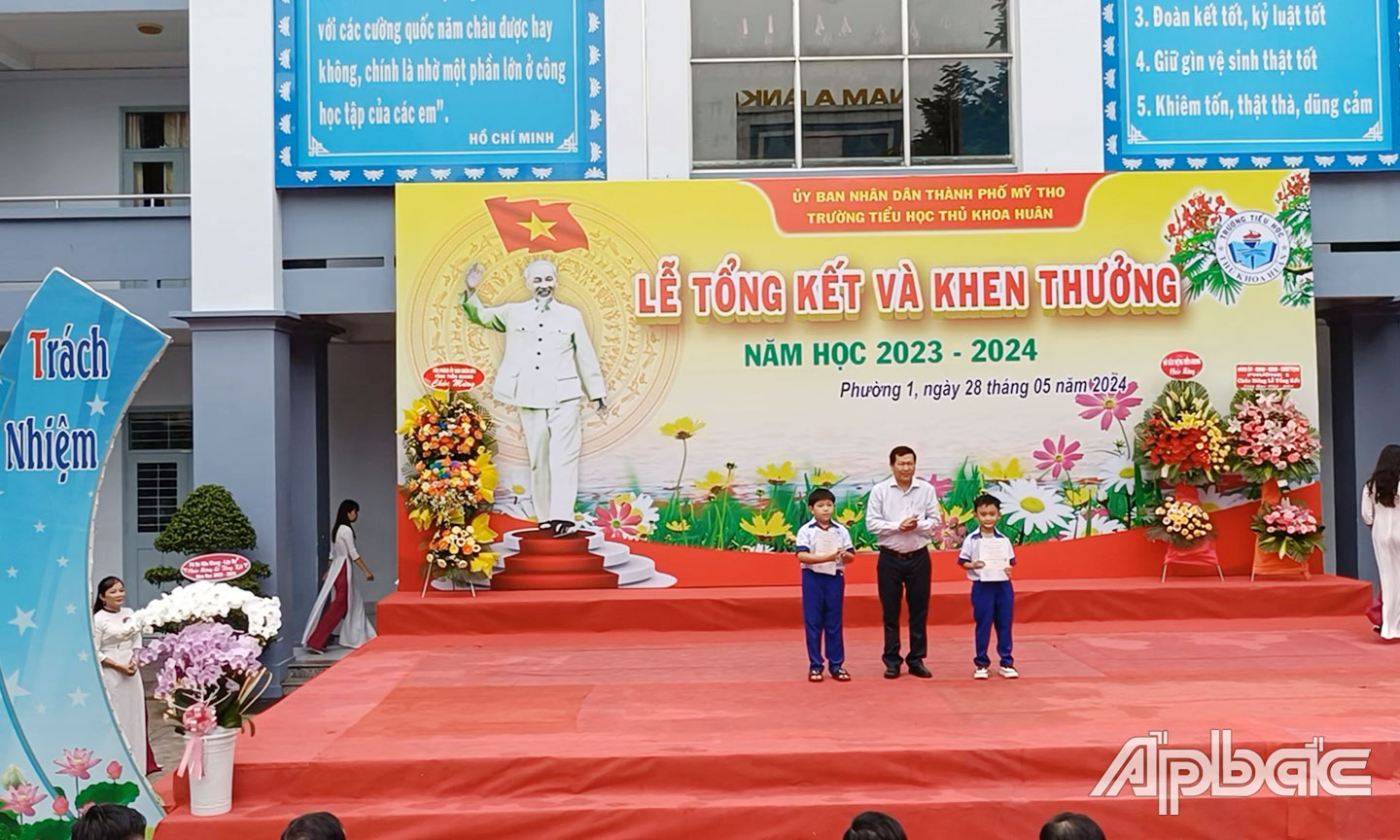 Phát thưởng cho học sinh đạt thành tích cao trong năm học.