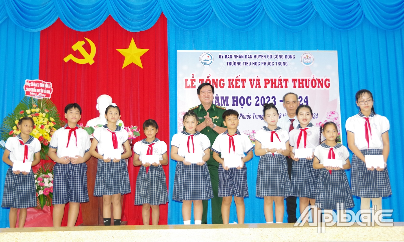 Đại tá Trần Văn Le trao học bổng cho học sinh hoàn cảnh khó khăn có thành tích xuất sắc trong năm học 2023 - 2024.