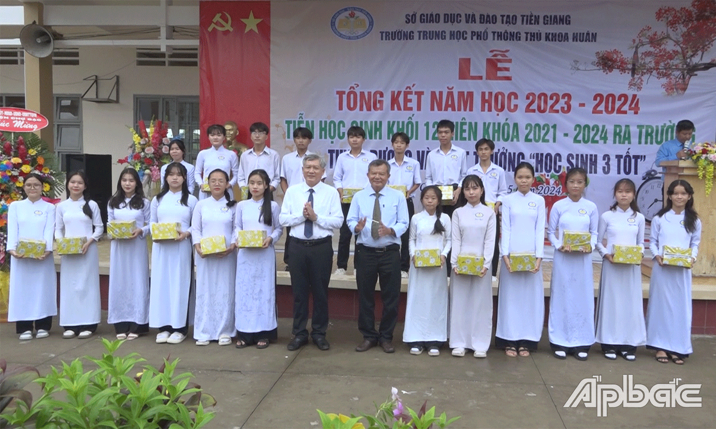 Khan thưởng các em học sinh xuất sắc.