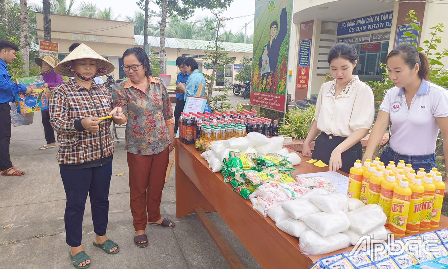 Mô hình Thu gom rác thải tái chế đổi quà tại xã NTM kiểu mẫu Tân Mỹ Chánh, TP. Mỹ Tho (2)
