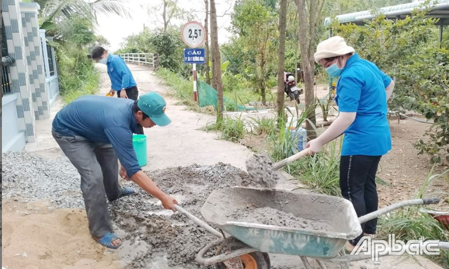 ĐVTN xã Phước Trung ra quân dặm vá đường giao thông nông thôn và dọn vệ sinh môi trường.