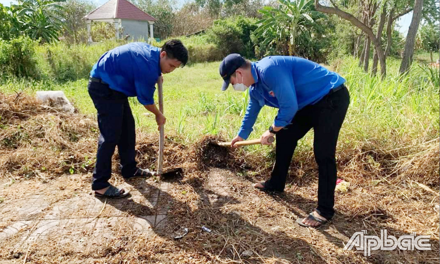 ĐVTN xã Phước Trung ra quân dặm vá đường giao thông nông thôn và dọn vệ sinh môi trường.