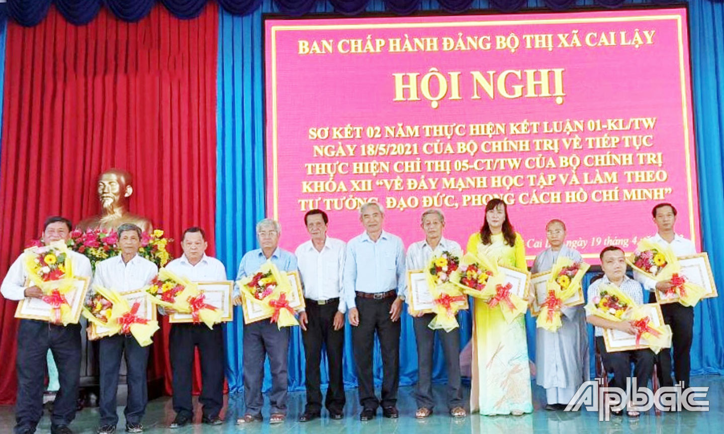 Ni sư Hồng Liên (thứ ba, từ phải sang) được tuyên dương là cá nhân điển hình học tập và làm theo tư tưởng, đạo đức, phong cách Hồ Chí Minh.