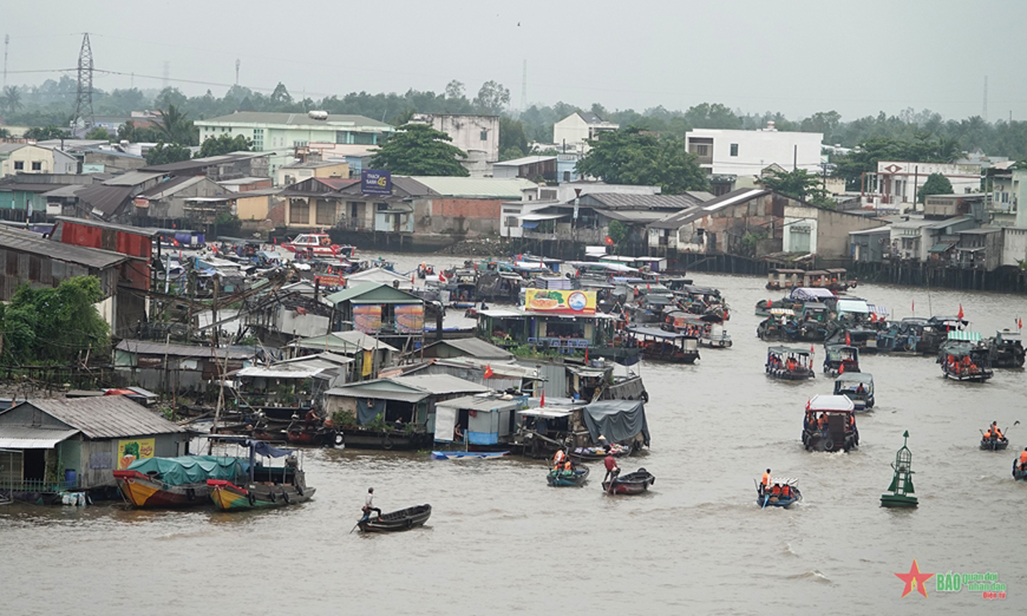 Chợ nổi là một nét văn hóa độc đáo của miền Tây Nam Bộ.