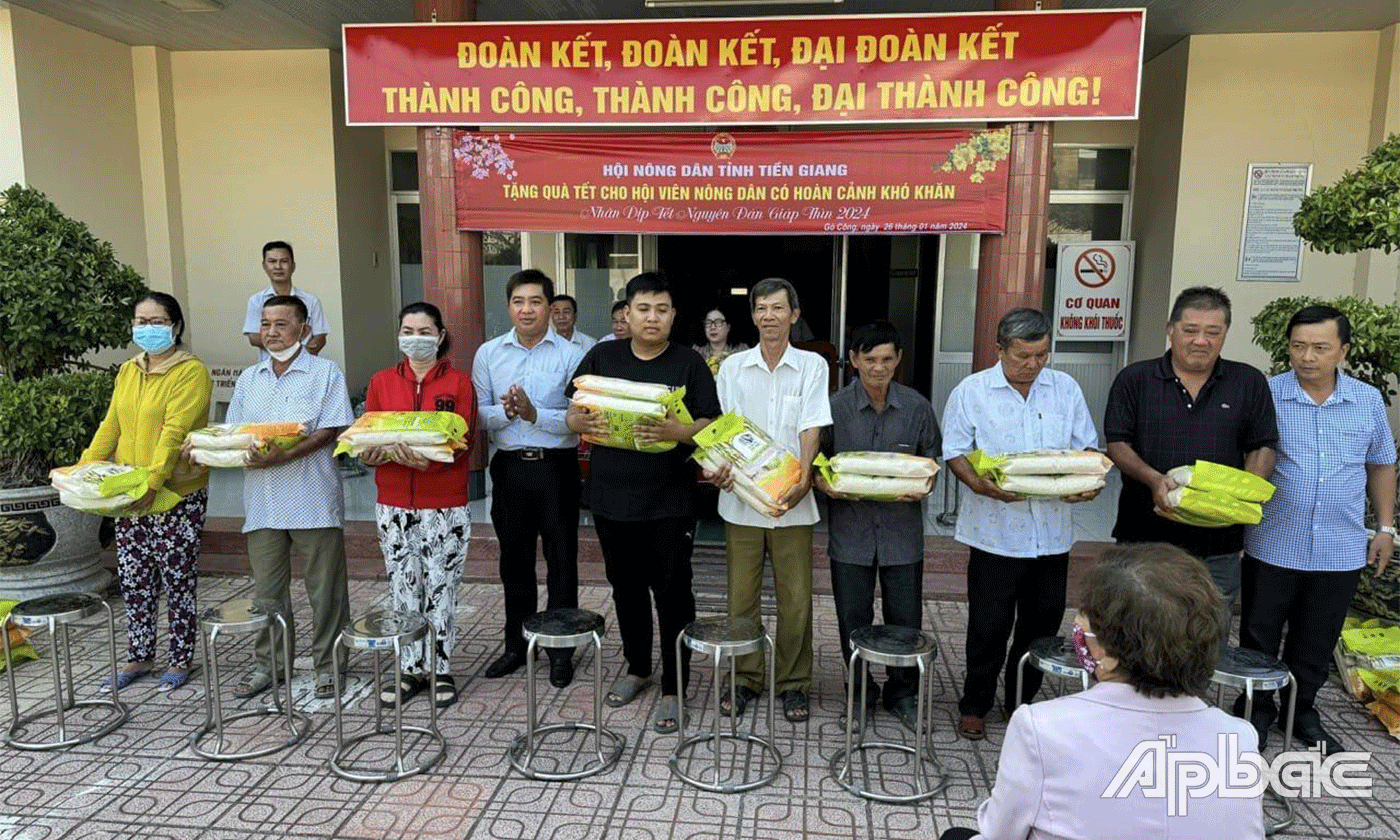 Hội ND tỉnh trao quà cho người dân khó khăn.